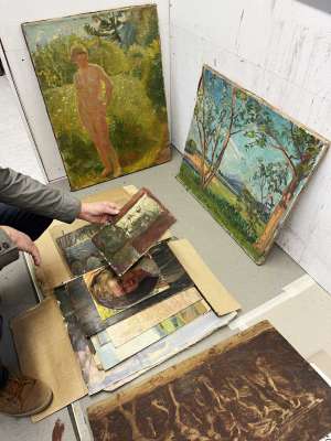 Maximiliane Baumgartner and Paula Kommoss visiting an archive with forgotten works of Eva Eisenlohr, 2024